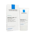 Un tube de Crème Sébo-Régulatrice Effaclar Mat La Roche-Posay se trouve à côté de sa boîte. Le tube et la boîte blancs comportent le logo bleu de la marque et le texte noir, détaillant les bienfaits du produit pour les peaux grasses, notamment l'hydratation et la réduction de la taille des pores.