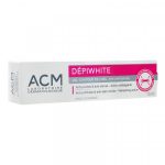 Un tube blanc de 15 ml de Gel Contour des Yeux ACM Dépiwhite avec une étiquette rouge est présenté. Le produit prétend réduire les poches et les cernes et procure une action rafraîchissante. La boîte affiche « Laboratoire Dermatologique » et « Made in France.