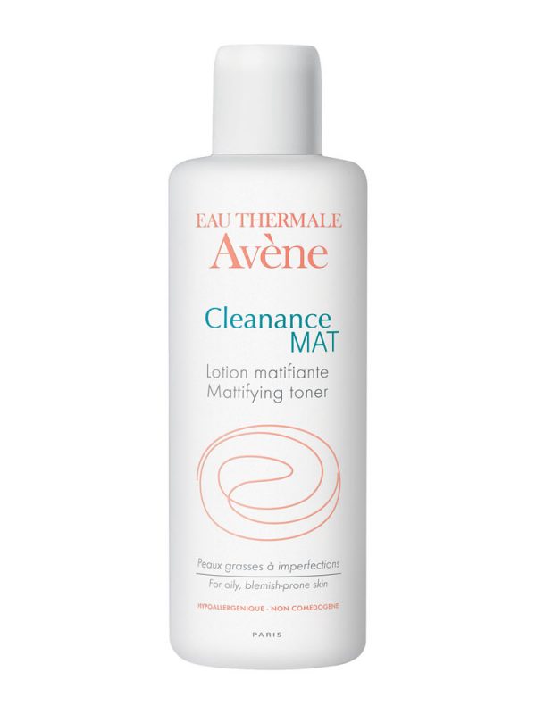 Une bouteille blanche de tonique matifiant Eau Thermale Avène Cleanance MAT est présentée. Le texte sur le flacon indique qu'il est conçu pour les peaux grasses à imperfections et qu'il est hypoallergénique et non comédogène. La bouteille porte une étiquette rouge et bleue avec un motif de tourbillon orange.