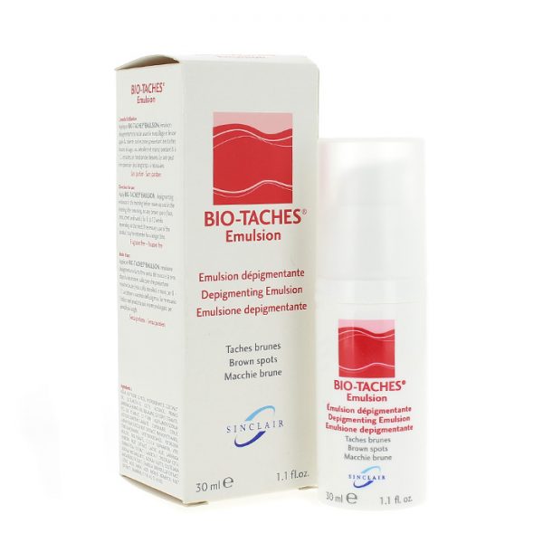Une boîte blanche et rouge avec le texte « BIO-TACHES Emulsion » se trouve à côté d'un flacon cylindrique blanc portant la même étiquette. Le produit prétend aider contre les taches brunes. Le logo de la marque Sinclair est visible aussi bien sur la boîte que sur le flacon. Le flacon contient 30 ml.