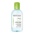 Un flacon de 250 ml de Solution Micelle Nettoyante Purifiante Bioderma Sébium H2O. La bouteille transparente a un bouchon vert et comporte le nom et la description du produit en texte noir sur une étiquette blanche. L'étiquette affiche également une ligne verticale verte.