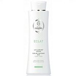 Un flacon blanc de Lait Éclaircissant Sublime Candes Eclat pour le corps. La bouteille a un design élégant avec un bouchon rabattable blanc et des accents verts, comportant une étiquette avec des informations sur le produit et un logo représentant une silhouette.