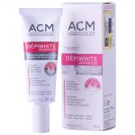 Un tube et une boîte de ACM Laboratoire Dermatologique Dépiwhite Advanced Crème Intensive Anti-Taches sont présentés. L'emballage est blanc avec des accents et du texte roses. Le produit est conçu pour réduire les taches brunes et uniformiser le teint et est commercialisé pour le visage, le décolleté et les mains.