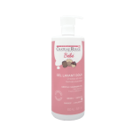 Un flacon de Gel Nettoyant Doux Château Rouge Bébé. Le biberon rose et blanc est doté d'un distributeur à pompe et présente des illustrations de trois bébés. Il est étiqueté pour une utilisation sur les cheveux et le corps, convient aux bébés et a un volume de 500 ml.