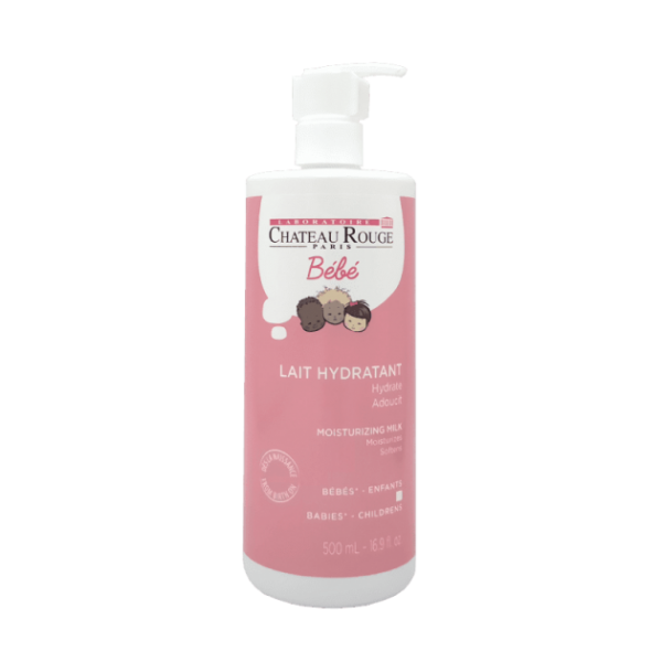 Un flacon blanc et rose de Château Rouge Bébé Lait Hydratant, un lait hydratant pour bébés et enfants, avec un distributeur à pompe. Le flacon de 500 ml présente des visages de bébés de dessins animés sur l'étiquette et est conçu pour hydrater et adoucir.