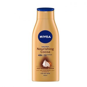 Une bouteille de lotion pour le corps Nivea Nourishing Cocoa. Le flacon doré porte le logo bleu Nivea et l'étiquette indique "Soin hydratant en profondeur 48h, Sérum hydratant en profondeur au beurre de cacao et à la vitamine E pour peau sèche, 400 ml".