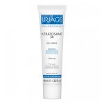 L'image montre un tube blanc de gel-crème Uriage Keratosane 30. Le tube a un capuchon bleu et divers textes bleus et noirs, dont « 30 % d'urée » et « Hypoallergénique ». L'emballage indique qu'il contient 40 ml (1,35 fl. oz) et qu'il est conçu pour les callosités et la peau épaissie.