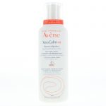 Un flacon d'Eau Thermale Avène XeraCalm A.D Baume Relipidant. Le flacon blanc comporte un texte rouge et bleu clair avec des détails sur le produit, ses propriétés anti-rayures et des instructions en français. Le capuchon est clair et cylindrique.