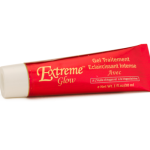 Un tube rouge et blanc de soin gel "Extreme Glow". Il est étiqueté comme un gel éclaircissant intense à l'huile d'argan et à la végéclairine. Le tube contient 1 fl. oz (30 ml) de produit.
