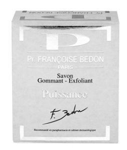 Boîte de Pr. Françoise Bedon Paris Savon Gommant - Exfoliant Puissance. L'emballage est gris clair avec des accents blancs, comportant le nom du produit et une signature. Recommandé pour une utilisation en cabinet de parapharmacie et de dermatologie.