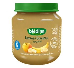 Un pot de purée pour bébé Blédina aux saveurs de pomme et de banane. L'étiquette affiche des images de tranches de pomme et de banane. Le texte sur le pot indique qu'il convient aux bébés à partir de 6 mois, pèse 130 g et contient 100 % de fruits enrichis de vitamines.