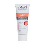 Un tube blanc étiqueté « ACM Laboratoire Dermatologique AÏDA », comportant un logo circulaire avec des détails roses et blancs. Le produit est une crème régulatrice de l'hyperpigmentation cutanée, fabriquée en France, conçue pour faciliter la disparition des taches brunes et unifier le teint.