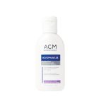 Une bouteille blanche de shampoing ACM Novophane DS est présentée sur un fond uni. L'étiquette est majoritairement blanche avec un motif bleu et violet, indiquant qu'il s'agit d'un shampooing antipelliculaire apaisant pour cuirs chevelus sensibles. Le bouchon de la bouteille est également blanc.