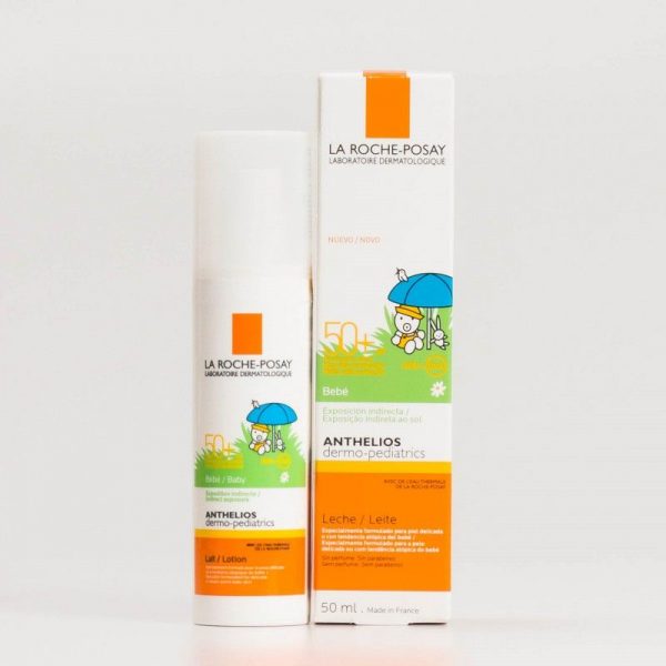 Image de l'emballage de la crème solaire La Roche-Posay Anthelios Dermo-Pediatrics. Le produit est destiné aux bébés et possède un SPF 50+. La bouteille présente un bouchon et une étiquette orange avec des accents bleus et verts, et la boîte met en valeur la même palette de couleurs avec un personnage de dessin animé et un parapluie.
