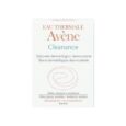 Une boîte blanche de barre dermatologique Avène Cleanance, étiquetée en espagnol. L'emballage souligne son utilité pour les peaux grasses et à tendance acnéique. Le devant présente le logo Avène et des détails indiquant que le produit est hypoallergénique, non comédogène et provenant de Paris.