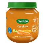 Un pot de nourriture pour bébé Blédina avec un couvercle vert, étiqueté « Carottes ». Le pot contient 130 g de purée de carottes adaptée aux bébés à partir de 6 mois. L'étiquette présente une image de carottes fraîches et souligne que le produit est 100 % naturel.