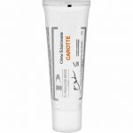 Un tube blanc de Carotte Crème Éclaircissante de Ph. François Bedon. Le tube comporte du texte noir et des surlignages orange, dont le mot « CAROTTE ». Le produit semble être une crème de soin, portant bien en évidence les noms « F. BEDON » et « CFA & TBS ».