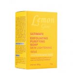 Une boîte rectangulaire jaune de savon purifiant exfoliant ultime Lemon Glow est présentée. Le savon est conçu pour éclaircir la peau et contient du zeste de citron et de l'huile de graines d'airelle rouge. Le recto de la boîte détaille ses bienfaits et ses ingrédients, avec un poids net de 200 g noté.