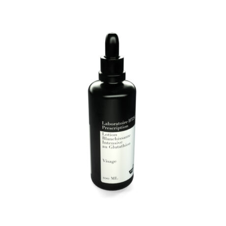 Un flacon compte-gouttes noir étiqueté « Laboratoire ITD Prescription Lotion Blanchissante Intensive au Glutathion » se tient debout. Le flacon porte une étiquette blanche et contient 100 ml de liquide.