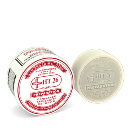 Deux récipients cylindriques du produit HT26 Laboratoire sont présentés sur fond blanc. Un récipient a un couvercle blanc avec du texte en relief, tandis que l'autre affiche une étiquette détaillée du produit avec du texte rouge et noir, comprenant « Préparation HT26 » et un symbole de croix.