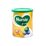 Image d’un contenant de préparation pour nourrissons Bledina Nursie Expertise. Le récipient est majoritairement orange avec des accents verts et un couvercle vert. Il présente des graphismes en forme de cœur et d'ours en peluche, mettant en valeur des ingrédients tels que le FOS/GOS, le fer (Fe) et le DHA/ARA. Convient aux enfants de 0 à 6 mois.