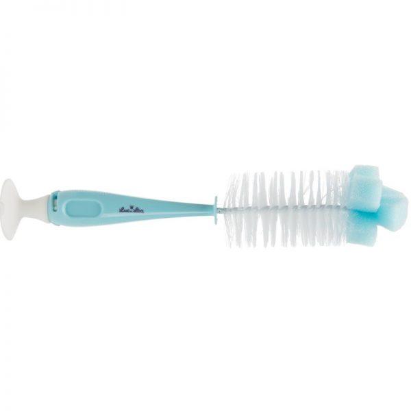 Une brosse bleue de nettoyage pour biberons avec des poils blancs et des embouts en éponge en mousse à une extrémité et un nettoyeur de tétine attaché à l'autre extrémité. La poignée est dotée d'un crochet intégré pour une suspension facile.