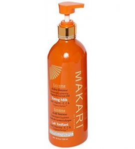 Une bouteille orange de lait tonique intense Makari Extreme Active avec un distributeur à pompe. La bouteille comporte un texte soulignant l’inclusion d’huile de carotte et d’argan, de vitamines E, C et D-Panthénol. Il comporte un texte de capacité de 16,8 fl oz / 500 ml sur le devant.