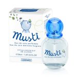 Un flacon de 50 ml d'Eau de Soin Parfumée Musti pour bébé, exposé devant son packaging. La bouteille a un bouchon bleu et "Musti" écrit dessus avec une petite illustration de papillon. Le coffret présente un ours faisant des bulles et met en avant sa formule hypoallergénique et sans alcool.