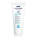 Un tube blanc de sérum Isispharma Neotone. Le tube comporte un texte bleu et noir décrivant le produit comme un sérum intensif destiné à traiter les taches brunes. Le capuchon est blanc et des descriptions en plusieurs langues sont visibles sur le devant de l'emballage.