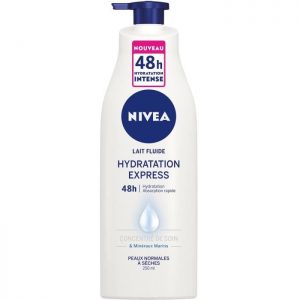 Un flacon de 250 ml de lotion pour le corps Nivea Hydration Express avec un bouchon à pompe bleu. Le flacon comporte des étiquettes indiquant « hydratation intense 48h » et « Hydratation rapide », adaptées aux peaux normales à sèches. La bouteille est majoritairement blanche avec du texte bleu et rouge.