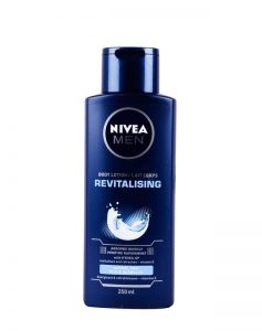 Une bouteille bleu foncé de lotion pour le corps revitalisante Nivea Men avec un bouchon rabattable. L'étiquette avant indique « Body Lotion / Lait Corps Revitalising » et mentionne qu'elle est rapidement absorbée et contient de la vitamine E et Hydra IQ. Le flacon a un volume de 250 ml.