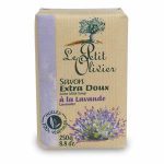 Un paquet beige et violet de savon extra doux à la lavande Le Petit Olivier. L'emballage présente une illustration de lavande, un petit logo d'arbre et un texte en français décrivant le produit comme « Savon Extra Doux à la Lavande ». Le savon pèse 250 g (8,8 oz).