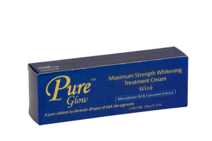 Une boîte rectangulaire bleue étiquetée « Crème de traitement blanchissant à force maximale Pure Glow » avec de l'huile de macadamia et de l'extrait de curcumine. Le texte indique qu'il s'agit d'une solution pour éliminer les pigments foncés de la peau. La boîte contient 50 grammes (1,7 onces) de crème.