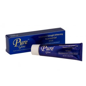Un tube et une boîte de « Gel de traitement blanchissant à force maximale Pure Glow » sont affichés. Le tube et la boîte sont bleu foncé avec du texte blanc et jaune. Le tube est placé devant la boîte, portant l'étiquetage « Pure Glow » et mettant en évidence les ingrédients de l'huile de macadamia et de l'extrait de curcumine.