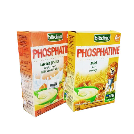 L'image montre deux boîtes de céréales Blédina Phosphatine pour les enfants âgés de 6 mois et plus. Une boîte est au goût "Lait et Fruits", et l'autre est au goût "Miel". L'emballage présente des motifs colorés avec des images de bols de céréales et une mascotte de lion.