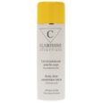 Un flacon blanc au bouchon jaune marqué "CLAIRISSIME COSMETIQUE" contenant un Lait Corps Teint Clair aux acides de fruits. La lotion convient à tous les types de peau et est utilisée pour éclaircir la peau du corps.