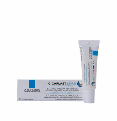 Un petit tube blanc de baume à lèvres La Roche-Posay Cicaplast Levres avec texte bleu et noir, appuyé contre l'emballage blanc du produit. La boîte comporte un texte bleu et noir similaire, affichant les détails du produit dans plusieurs langues.