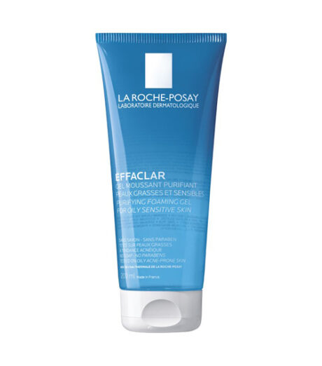 Un tube bleu de Gel Moussant Purifiant Effaclar de La Roche-Posay pour les peaux grasses et sensibles. Le texte sur le tube comprend des informations sur le produit et des allégations en français et en anglais. Le tube a un capuchon blanc et le volume est indiqué comme étant de 200 ml.