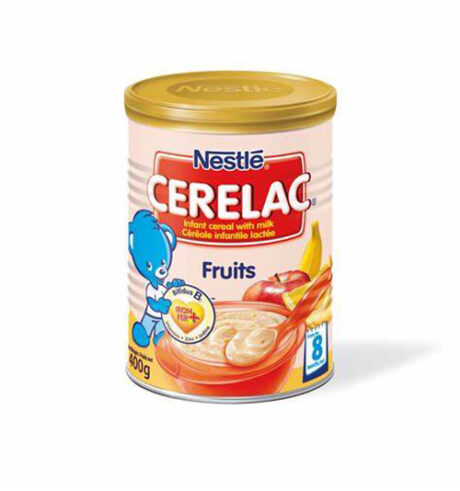 Une boîte de 500 g de Nestlé CERELAC avec un couvercle doré, avec une illustration d'un ours bleu en bas à gauche. L'étiquette affiche « Céréales pour nourrissons avec du lait », « Fruits » et l'image d'un bol de céréales avec des tranches de pomme et de banane. Convient aux bébés de 8 mois et plus.