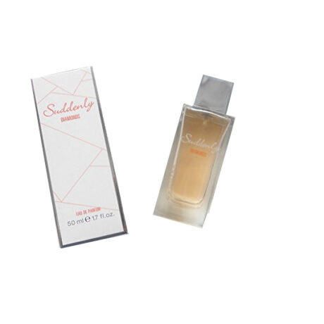 Un coffret de parfum comprenant une boîte rectangulaire blanche avec des lignes géométriques et le mot « Soudain » en écriture cursive à côté de « Diamants ». À côté de la boîte, une bouteille en verre rectangulaire avec un bouchon métallique et un liquide légèrement ambré à l'intérieur, également étiqueté « Suddenly Diamonds ».