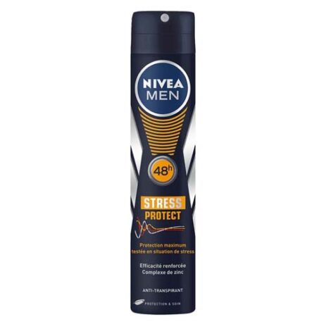 Une bombe cylindrique noire et bleu foncé du spray anti-transpirant Nivea Men Stress Protect. Le devant présente le logo Nivea Men, « 48h Stress Protect » et des détails supplémentaires sur le produit en anglais et en français. La bombe est munie d'une buse de pulvérisation sur le dessus.