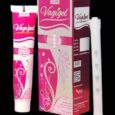 Un tube et une boîte de Vagigel, un produit de soin féminin, sont présentés sur fond noir. L'emballage rose et blanc présente des designs féminins et des informations sur les produits. Un applicateur est également affiché à côté du tube et de la boîte.