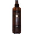 Un flacon pulvérisateur marron semi-transparent avec un bouchon noir étiqueté "Brume Exotique" en caractères dorés. Le texte du flacon comprend « Parfum Parfumé » et « Silk » avec un volume de liquide de 250 ml. .