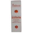 Une boîte rectangulaire blanche avec du texte rouge et un graphique solaire. Le nom de la marque « Vidoxa » est en haut. Ci-dessous, on lit « Fluide jour » et « Matifiant-Unifiant ». Plus bas, il est indiqué « Sans parabènes », « Avec filtres solaires » et « Fluide de jour Matifiant/unifiant.