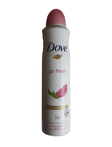 Un flacon pulvérisateur antisudorifique Dove « Go Fresh » blanc est présenté. Le flacon a un couvercle rose et une étiquette au parfum de grenade et de verveine citronnée. L'étiquette comprend des détails comme "protection 48h" et un symbole de crème hydratante.