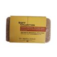 Une barre de savon botanique antiseptique enveloppée dans du plastique et étiquetée avec un papier jaune et marron sur lequel est écrit « Soft Collection, barre de savon botanique antiseptique, argile rose et huile essentielle de thym ». L'étiquette indique également "Laboratoires Dr Marie Dialo".