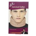 Image d'un emballage de produit pour un « collier cervical Flamingo ». La boîte présente l’image d’une personne portant un collier cervical beige sur le cou. La boîte est principalement violette avec du texte blanc et il y a une petite photo d'un homme en costume en bas.