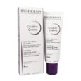 Image de Bioderma Cicabio Crème. Le produit comprend une boîte rectangulaire blanche et un tube blanc avec du texte violet et noir. Elle est étiquetée comme une crème réparatrice apaisante pour les peaux irritées et abîmées et elle est hypoallergénique. Le tube contient 40 ml (1,33 fl. oz.).