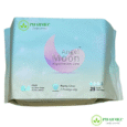 Un paquet de protège-slips « Angel Moon Negative Ion Core » est présenté. L'emballage est bleu clair avec des détails sur le produit, notamment « 0,6 mm ultra-mince » et « 25 tampons ». Le nom de la marque « PHARMEC » et le logo sont affichés dans les coins supérieur et inférieur.