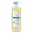 Un flacon transparent de Gel Nettoyant Doux Klorane Bébé avec un motif floral blanc, bleu et jaune sur l'étiquette. La bouteille est dotée d'un distributeur à pompe blanc. Le gel est composé de calendula apaisant et convient aussi bien aux cheveux qu'au corps. La taille du flacon est de 500 ml (16,9 fl oz).